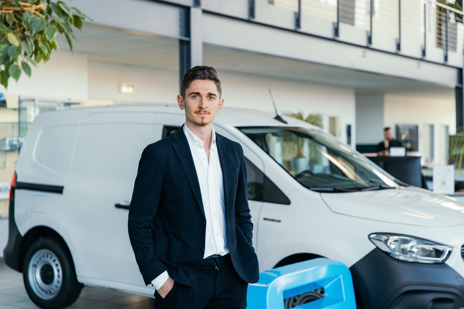 Geschäftsführer von David HR Europa vor einem Transporter im Autohaus – Personal für Nutzfahrzeug- und Kfz-Werkstätten